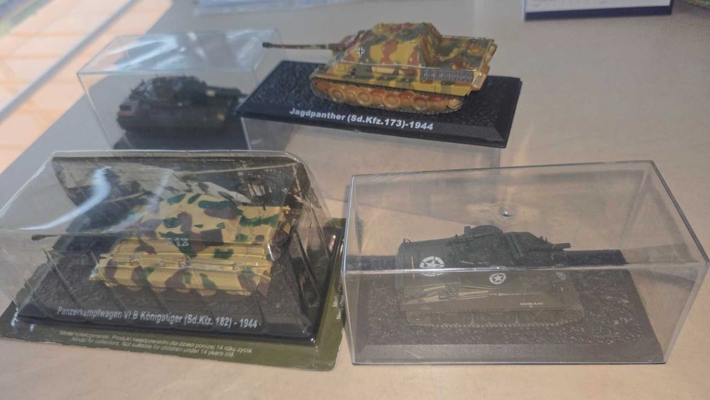 Колекция от колички-военни машини, размер 1:72