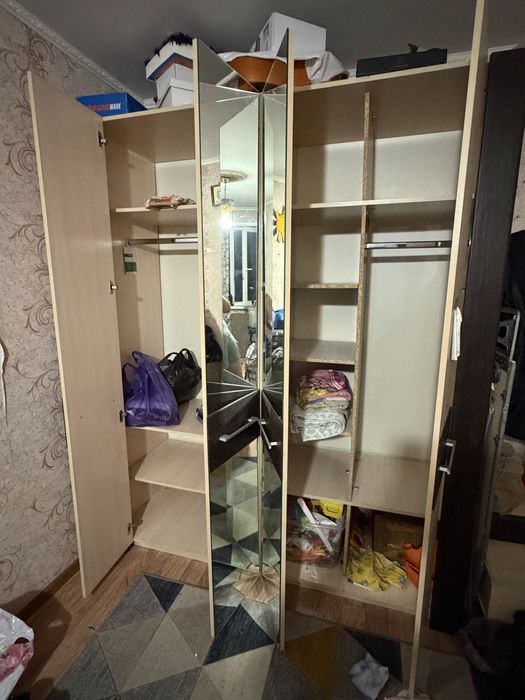 Продам шкаф с комодом и тумбочкой