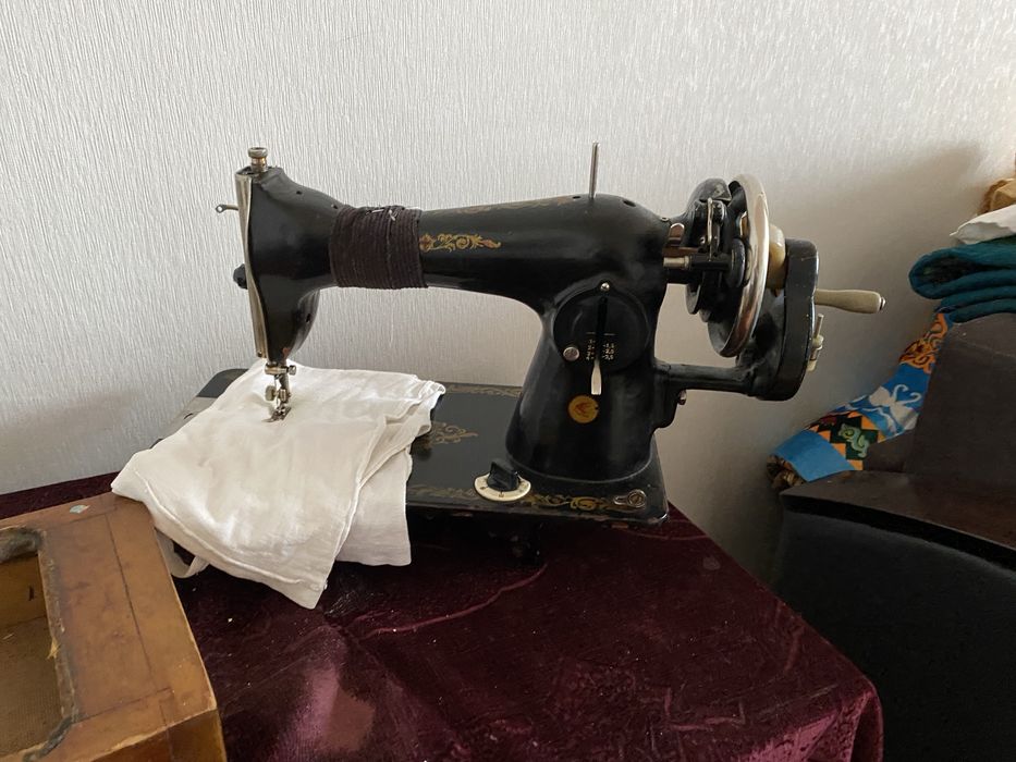 Продам швейную машинку