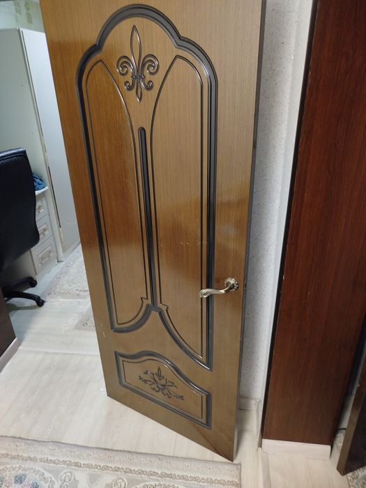 Ағаш есіктер мен ағаш стол