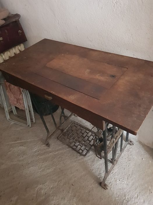 Mașina de cusut Naumann veche de colecție..