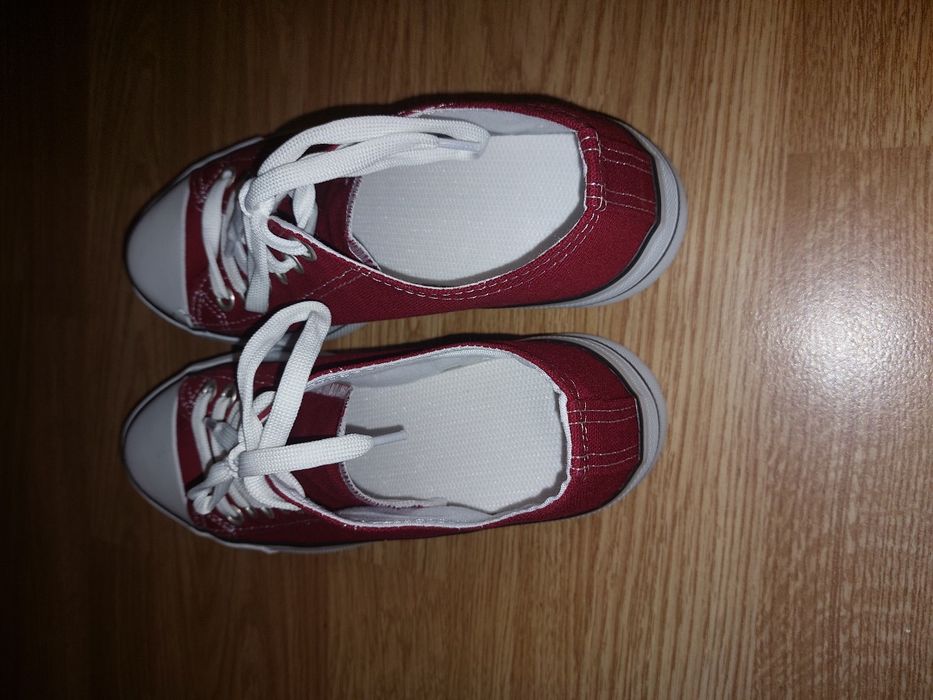 Tenis noi mărimea 38