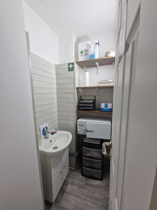 Vând spațiu comercial în Reșița, zona govândar (victoria)
