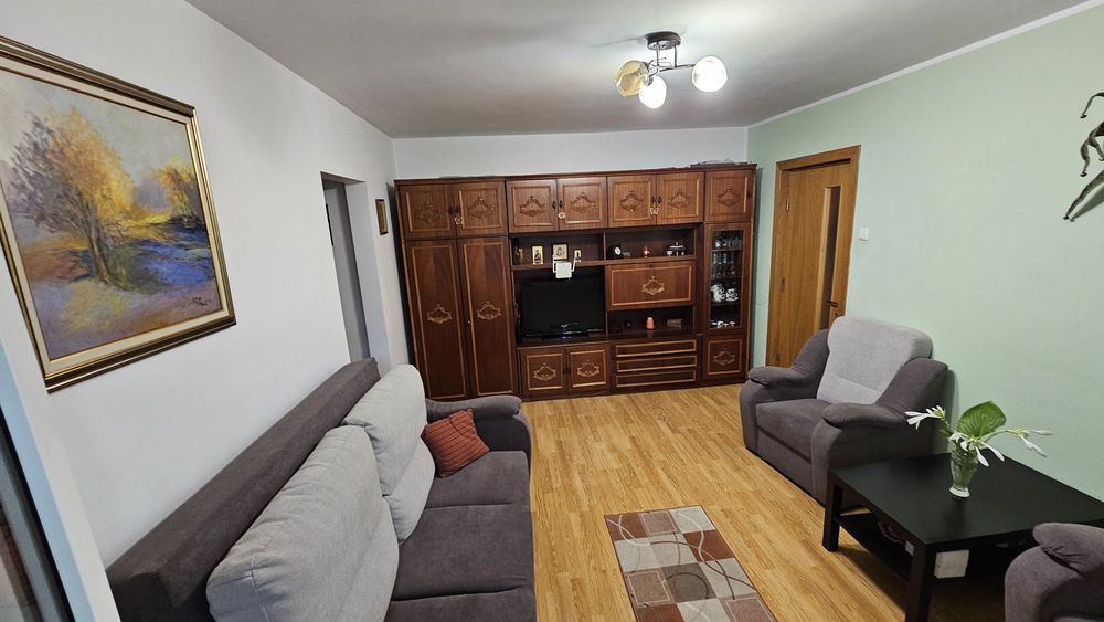 Apartament 2 camere, 51 mp, etaj 1/4, complet renovat, mobilat, utilat, intretinut impecabil, nu necesită investiții.  Zona linistita, Sp.Judetean.