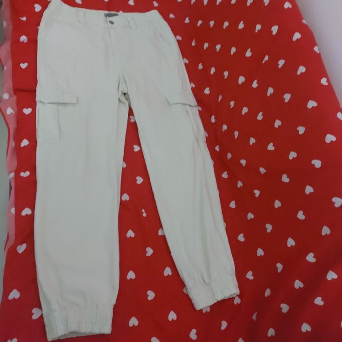 Vind pantaloni marimea M cargo, cu buzunare laterale