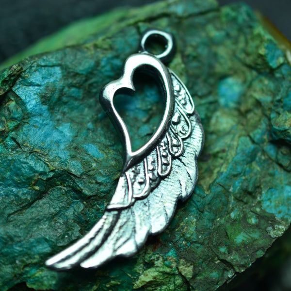 Сребърен медальон 925 „Крило със сърце“ – талисман за любов и закрила