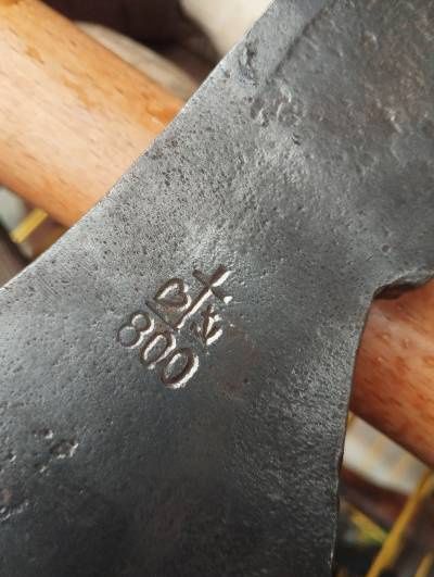 Стара брадва с маркировка