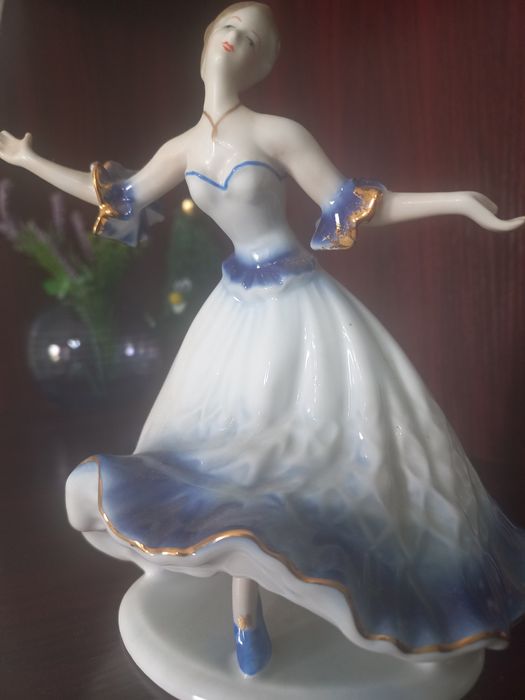 Продаётся фарфоровая статуэтка..производство Венгрия.белоснежныи фарфо