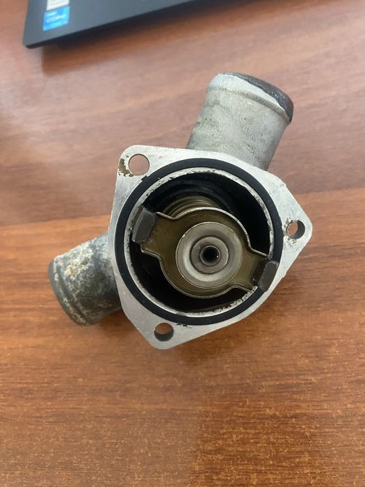 Продам теромостат на приору