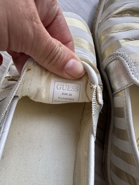 Оригинални мокасини на Guess
