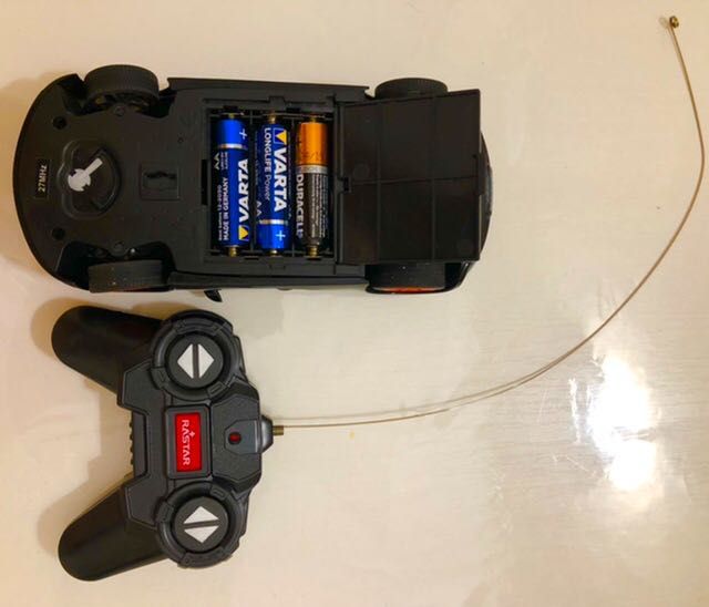 Машинка на пульте управление.