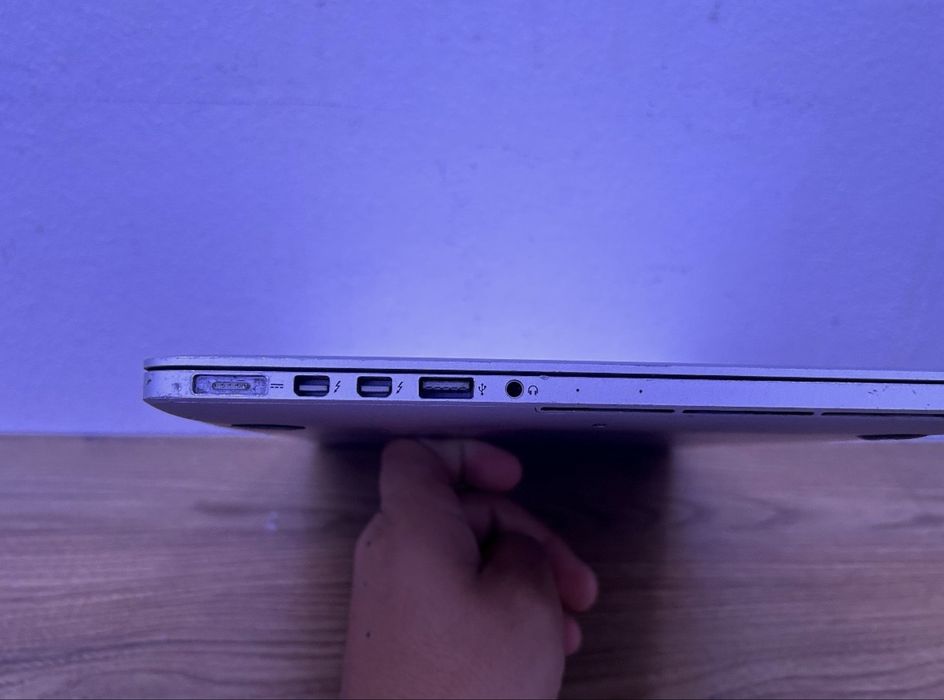 Vand macbook urgent