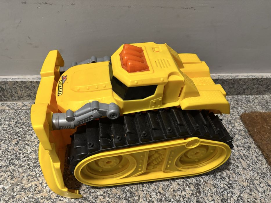 Булдозер жълт и с работеща батерия