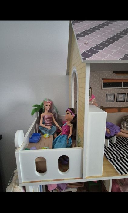 Casa de papusi + accesorii si papusi.