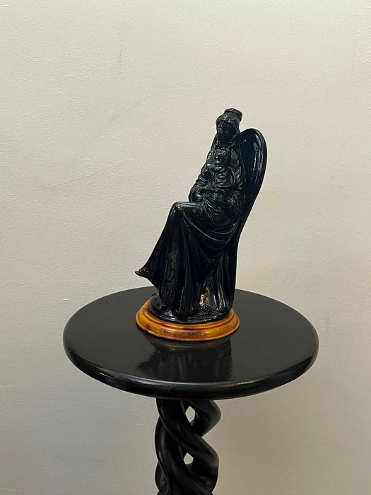 Statueta figurina metalica pe soclu bibelou bibelouri semnata ieftina