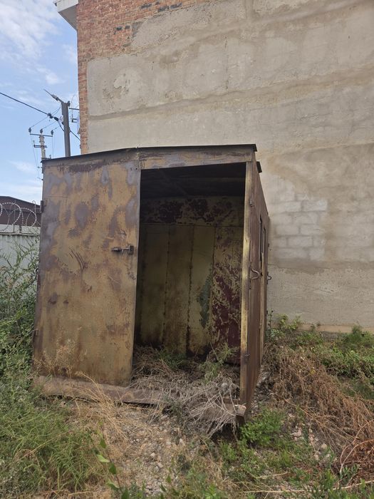 Продам металическую будку.