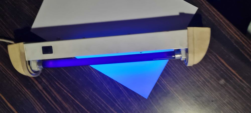 Ултравиолетова лампа за осветяване на банкноти за проверка