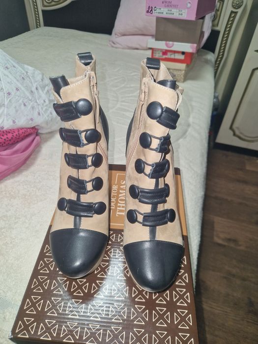 Разные сапоги женские