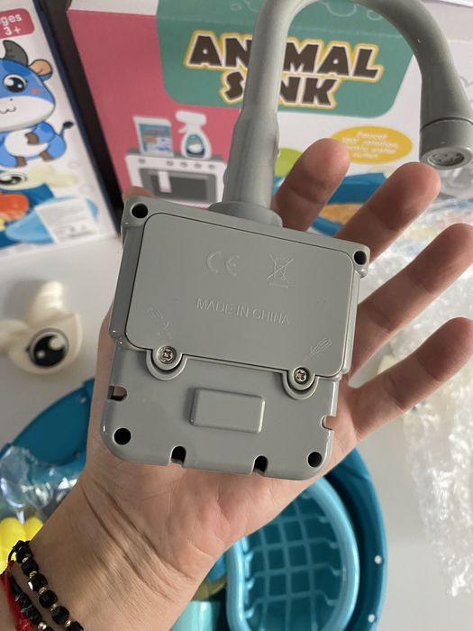 Детска мивка с течаща вода