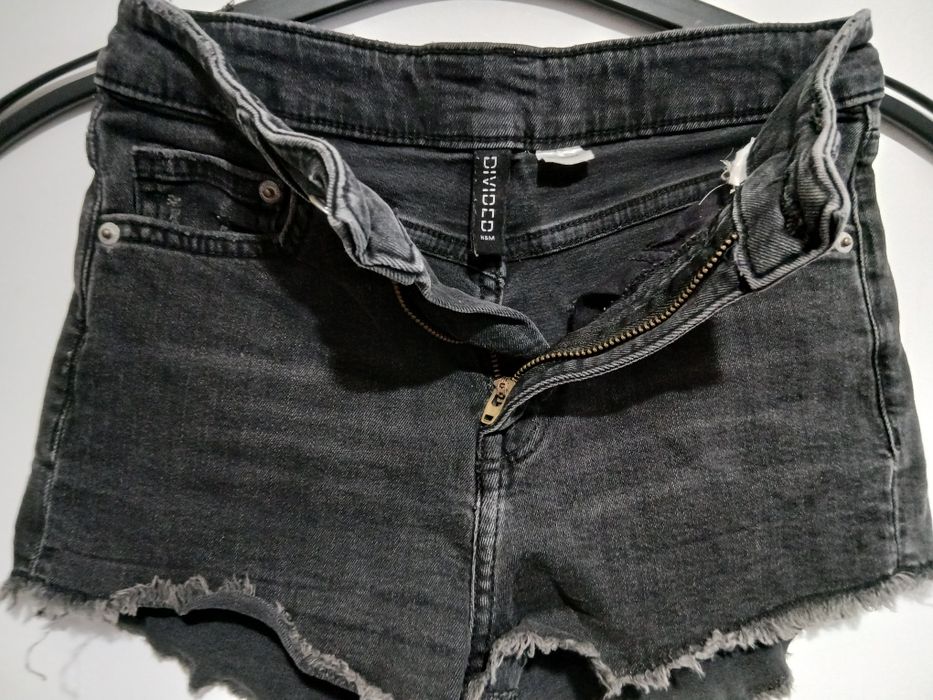 Blugi scurti fete marca H&M masura M/L stare perfecta