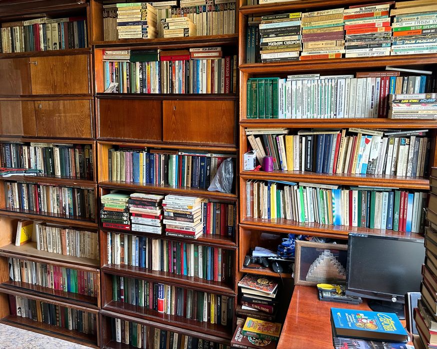 Книги продаются в большом количестве.