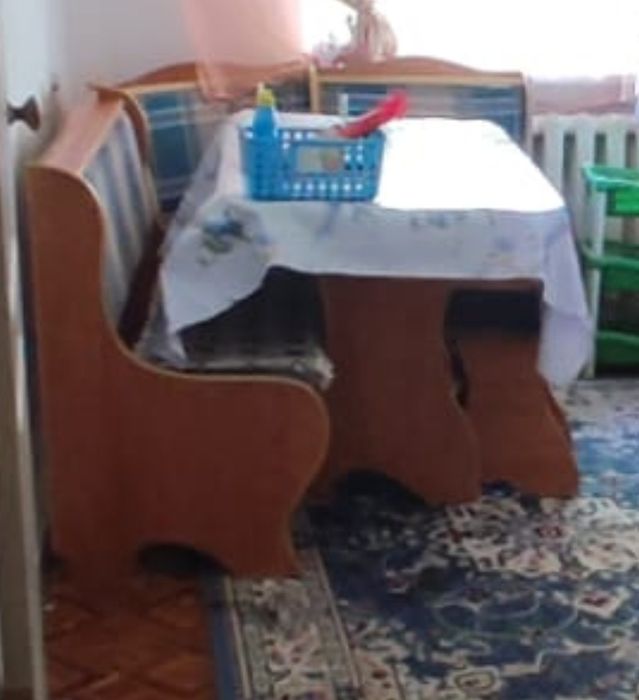 Продам кухонный уголок стол и табуретки