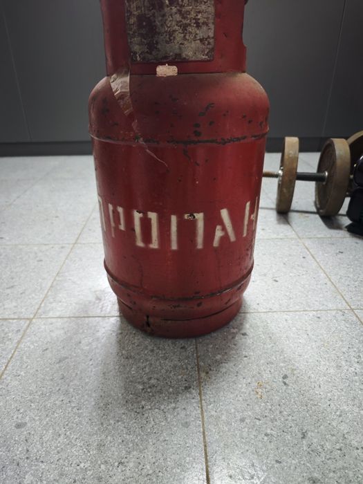 Пустой газовый баллон с редуктором