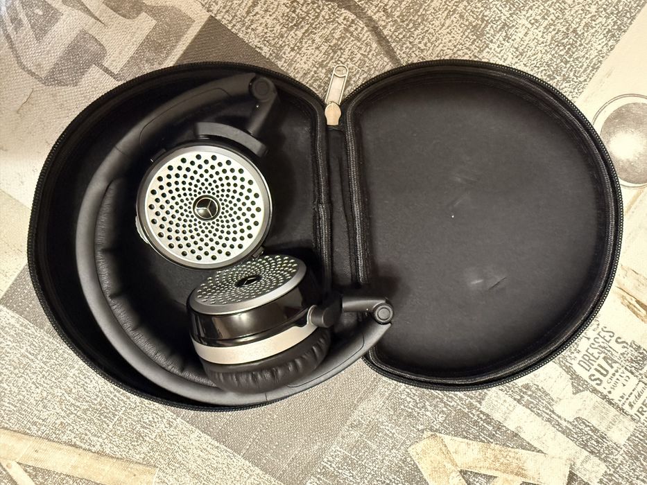 Слушалки, аптечка и запалка Мерцедес