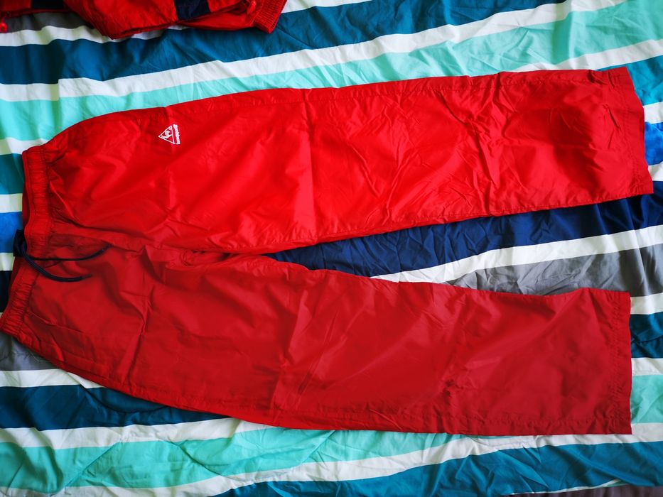 Продавам чисто нов анцуг lecoqsportif