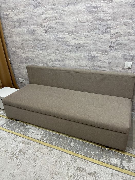 Диван тахта почти новая можно на кухню очень компактная