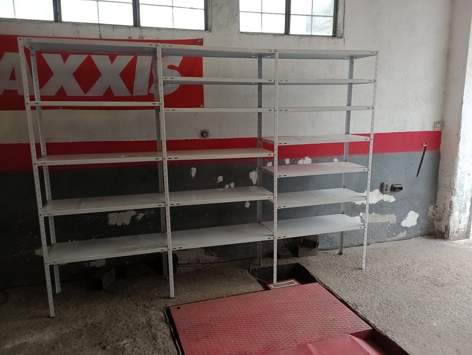 Метални стелажи с по 6 рафта