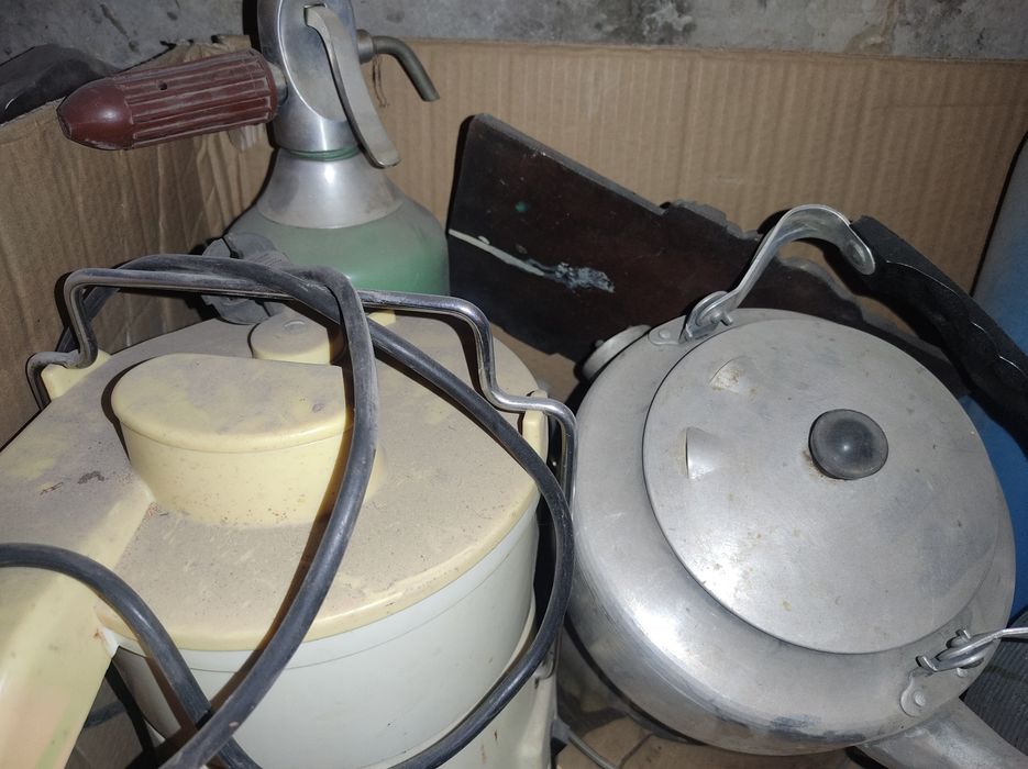 Посуда советских времён. Бидоны, бутыли, чайники, миски военные,