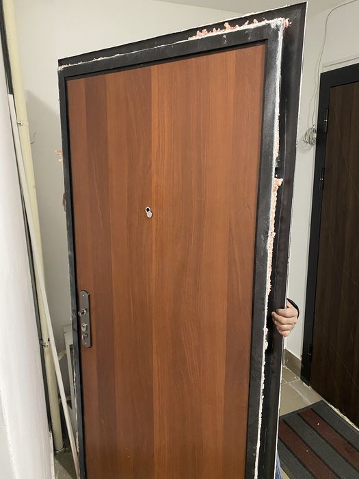 Продам входную дверь