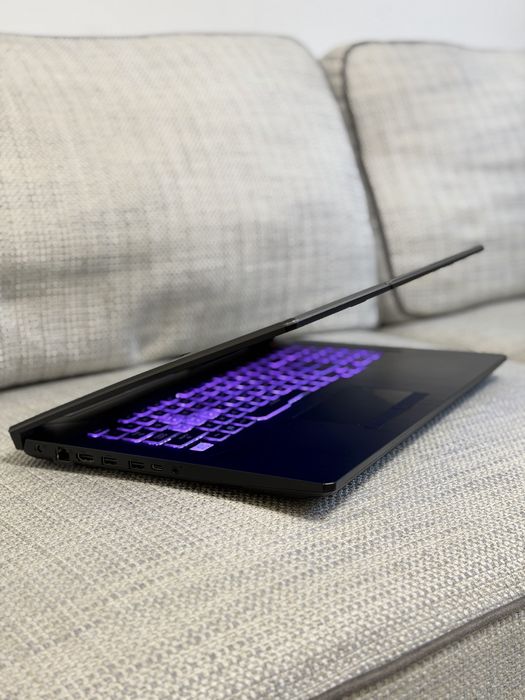 Laptop Asus TUF Gaming cu CUTIE F17 FX706HCB