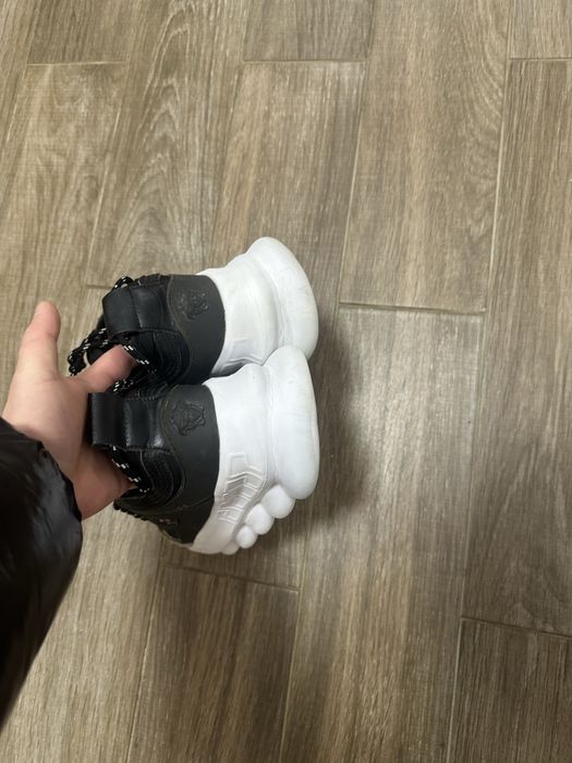 Versace chain reaction