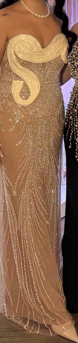 Рокля бежава с сребристо и перли