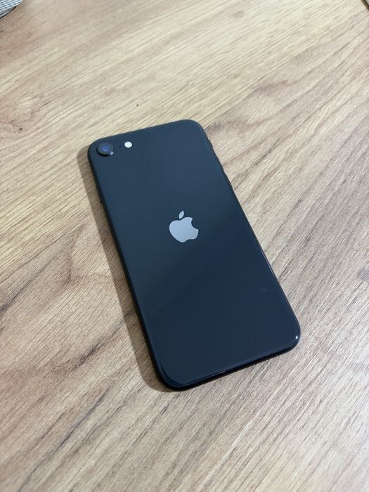 iPhone SE 2020 64 GB в отличном состоянии
