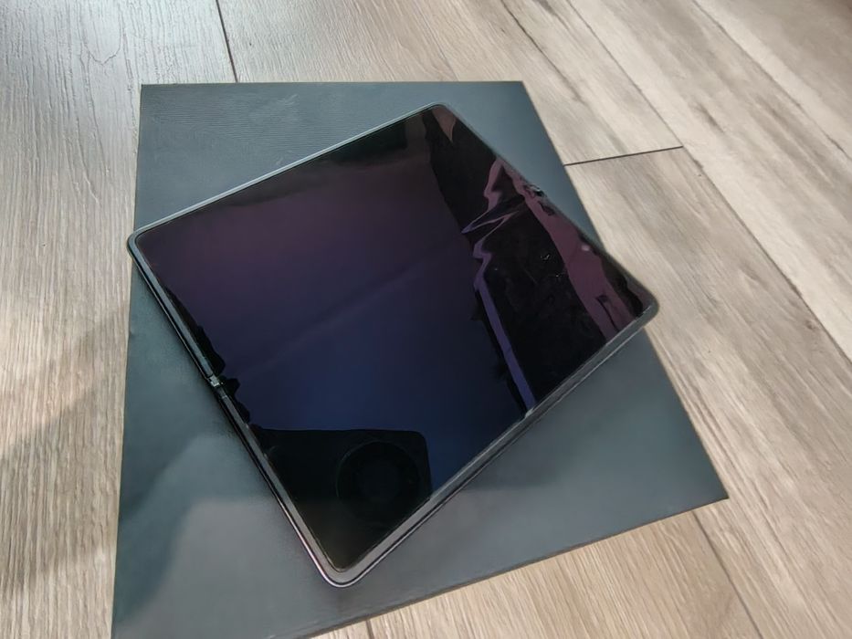 Продавам Honor Magic V3