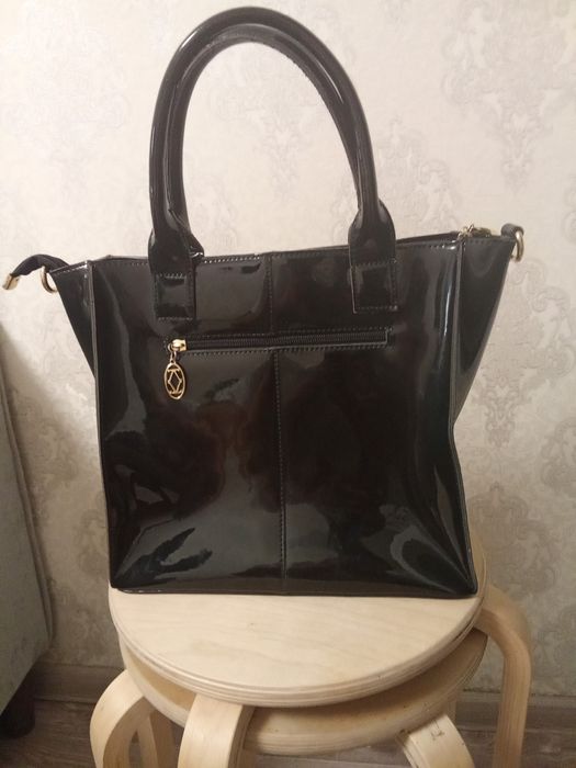 Продается  лакированная сумку