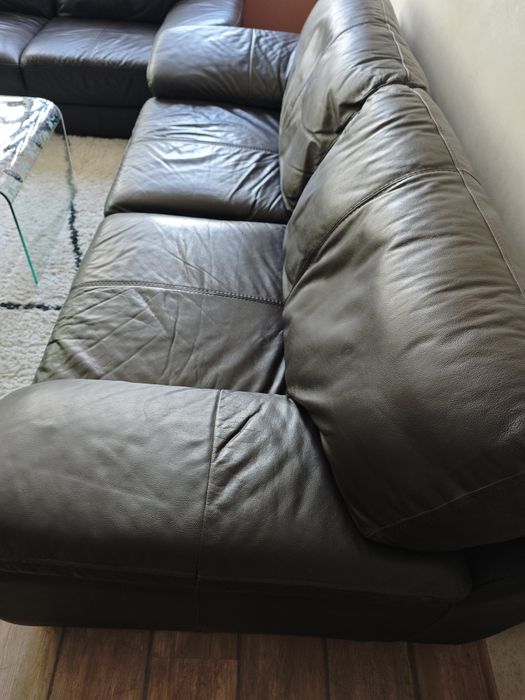 Два броя дивани естественна кожа.