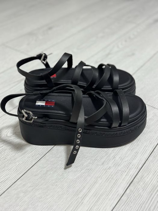 Vând sandale Tommy  Hilfiger Jeans  Noi !