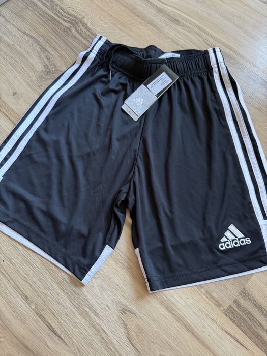 Оригинални нови  два цвята мъжки къси панталони Adidas ! XS