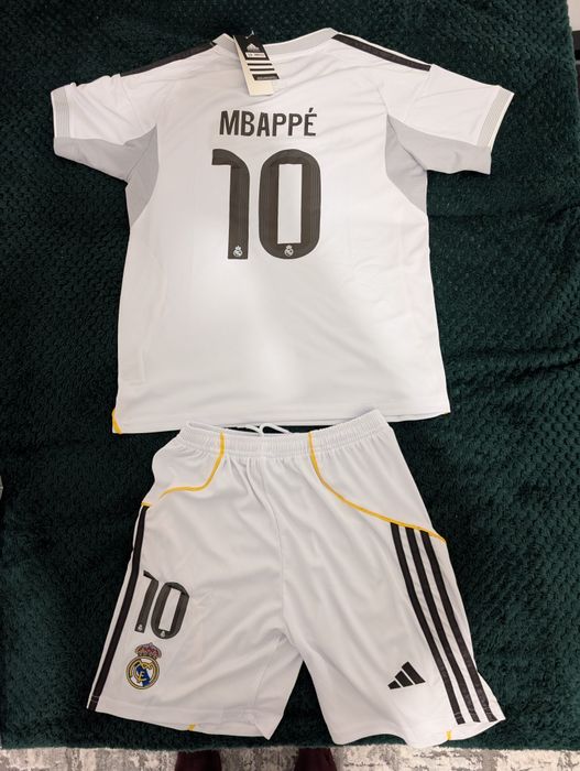 Echipament Adidas Real Madrid 25/26 Mbappe 10, mărimea 28 (12-14 ani)