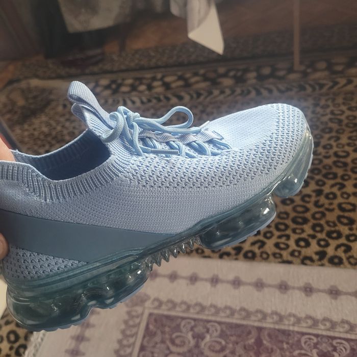 Продам кроссовки женские