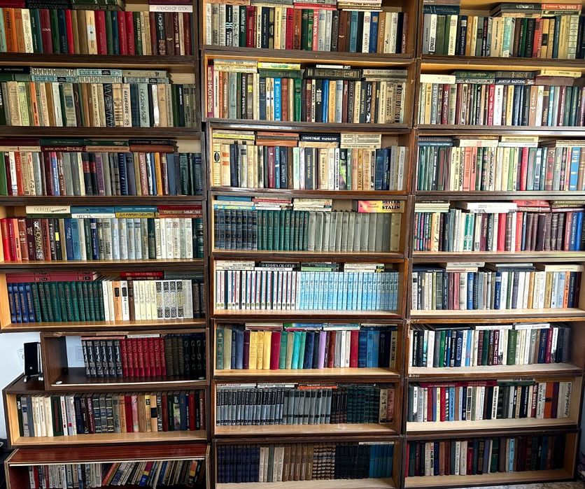 Книги продаются. В большом количестве.