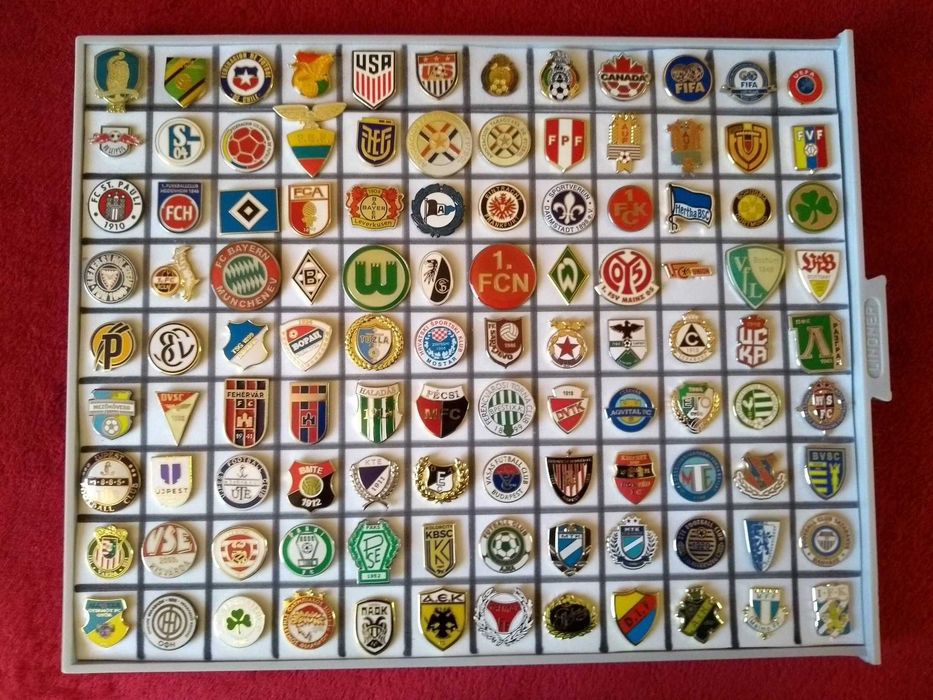 Vand colectie insigne fotbal