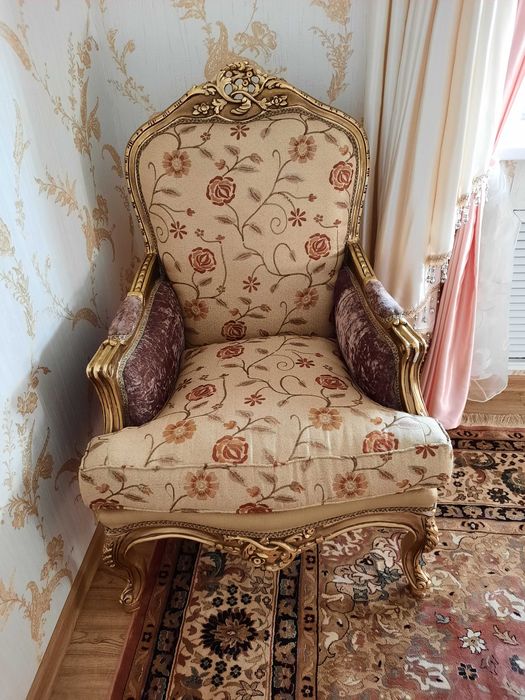 Продается диван в комплекте, привезенное с Дубая