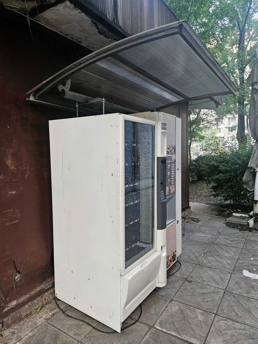 ВЕНДИНГ МАШИНА за студени напитки и храни