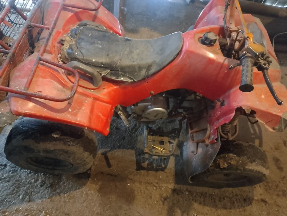 Vând ATV defect.