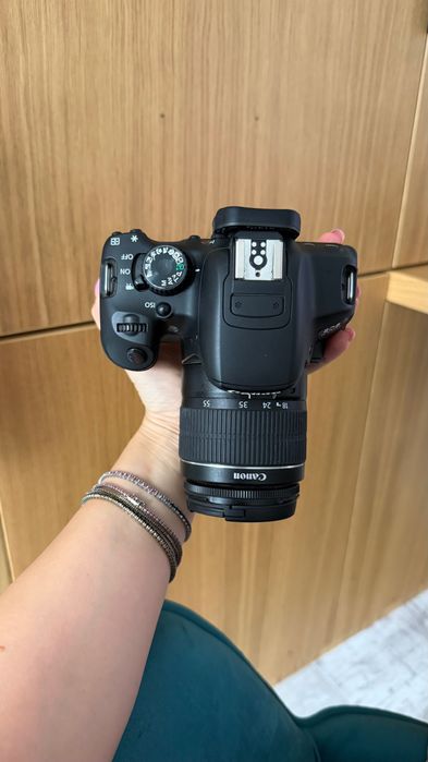Canon EOS 650D + obiectiv 18-55mm + geantă Case Logic